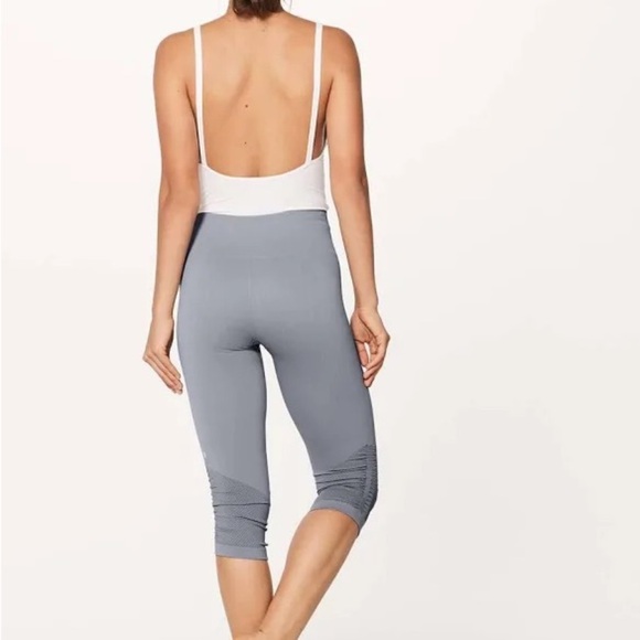 Lululemon Awakening Crop leggings Taryn Toomey 17". Sz 4. Gray. Ruched leg. - Picture 4 of 15